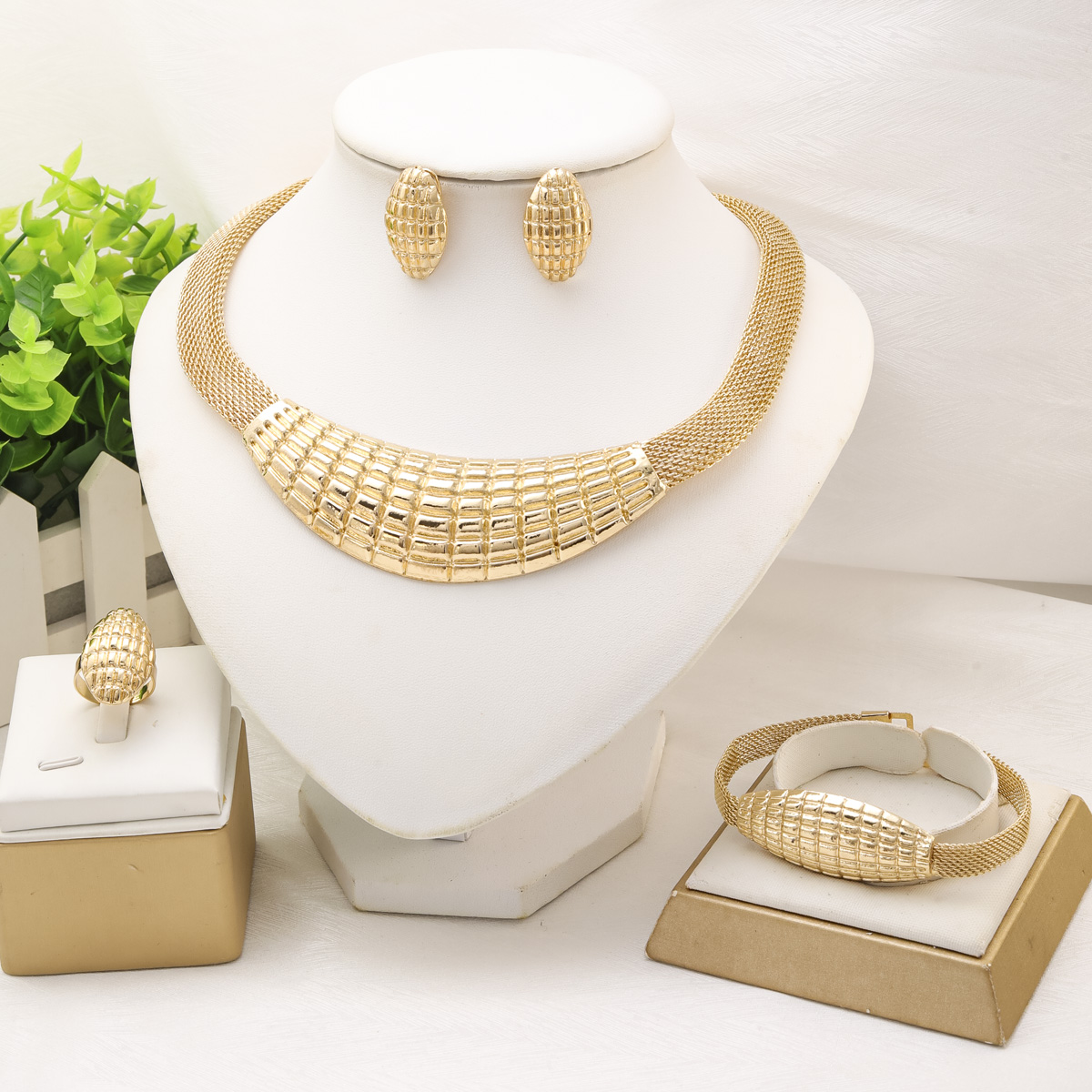 Ethnic Fashion Trends 2025 - Set di gioielli di moda per