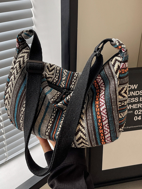 Ethnic Fashion Trends 2025 - Borsa a Tracolla a Forma di